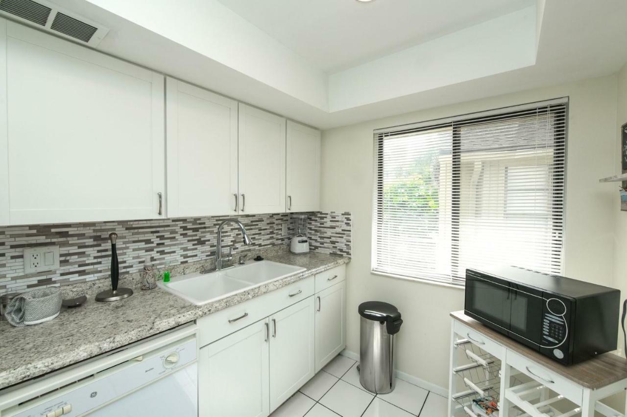 3 Waves From It All By Beachside Management Siesta Key Exterior photo